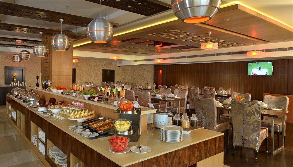 Fortune Select Grand Ridge, Tirupati - Member Itc Hotels' Group Bagian luar foto The buffet at the hotel