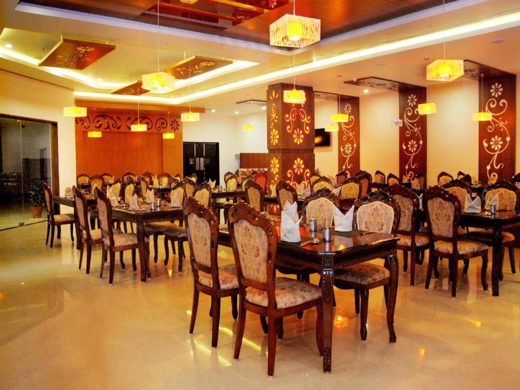 Fortune Select Grand Ridge, Tirupati - Member Itc Hotels' Group Bagian luar foto The restaurant at the hotel
