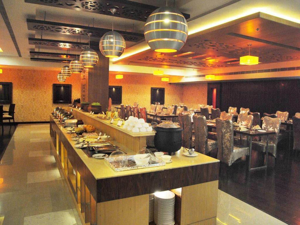Fortune Select Grand Ridge, Tirupati - Member Itc Hotels' Group Bagian luar foto The buffet at the hotel