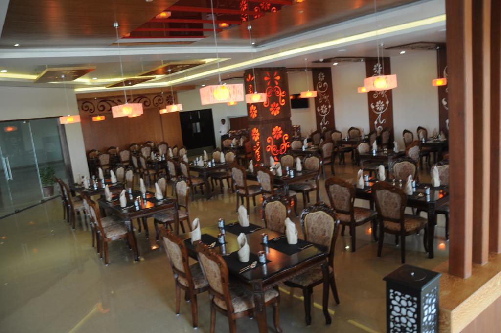 Fortune Select Grand Ridge, Tirupati - Member Itc Hotels' Group Bagian luar foto The interior of a restaurant in India