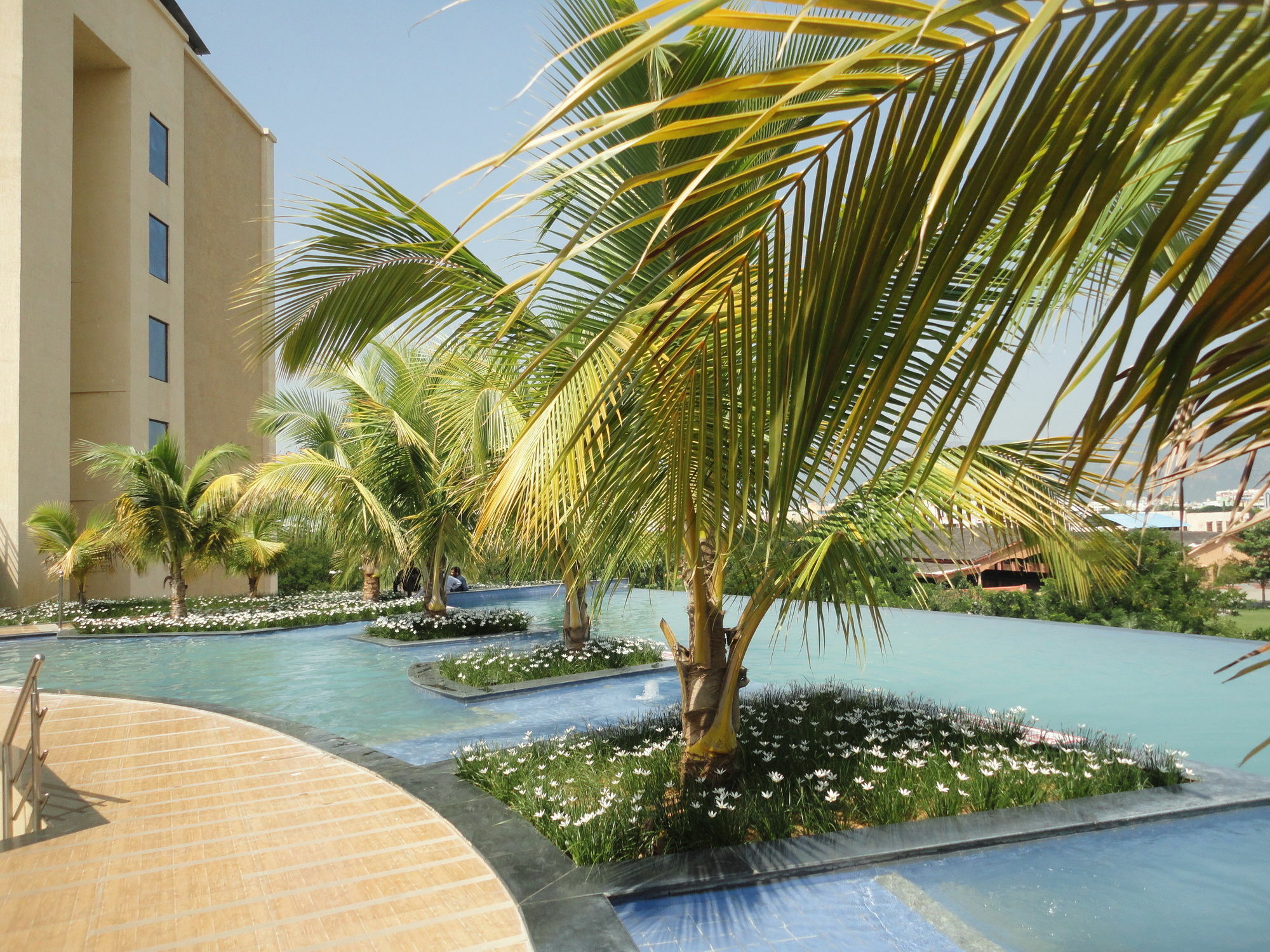 Fortune Select Grand Ridge, Tirupati - Member Itc Hotels' Group Bagian luar foto The pool at the Sheraton Club Resort